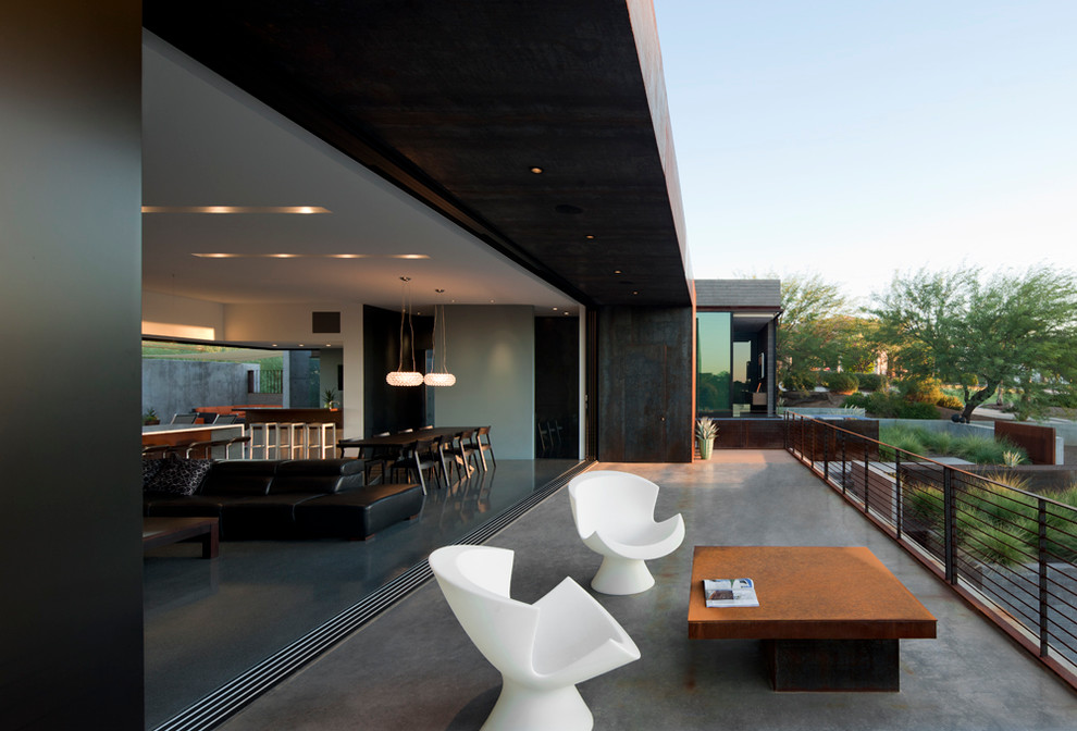 Offenes, Mittelgroßes Modernes Esszimmer mit weißer Wandfarbe, Betonboden, Kamin und Kaminumrandung aus Metall in Phoenix