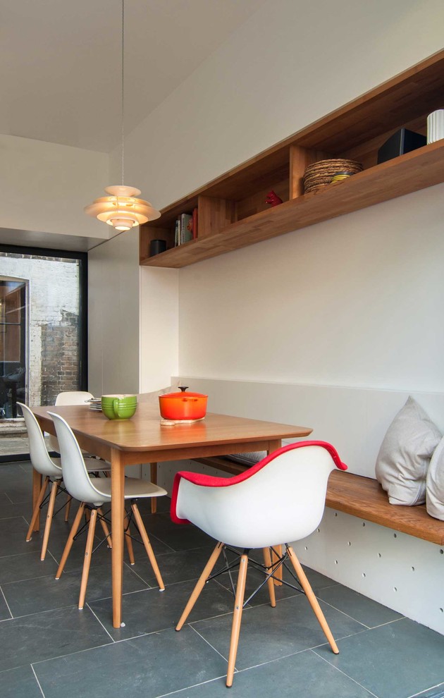 Mittelgroße Skandinavische Wohnküche ohne Kamin mit weißer Wandfarbe und Schieferboden in London