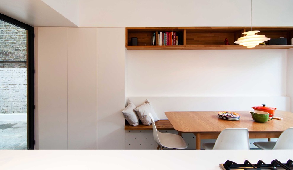 Aménagement d'une salle à manger ouverte sur la cuisine contemporaine de taille moyenne avec un mur blanc et aucune cheminée.