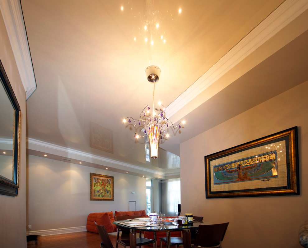 Idee per una sala da pranzo aperta verso il soggiorno design di medie dimensioni con pareti beige e pavimento in legno massello medio