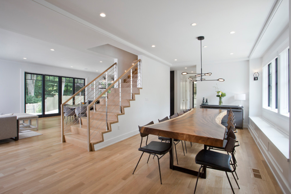 Aménagement d'une très grande salle à manger ouverte sur la cuisine moderne avec un mur blanc, parquet clair, aucune cheminée et un sol beige.