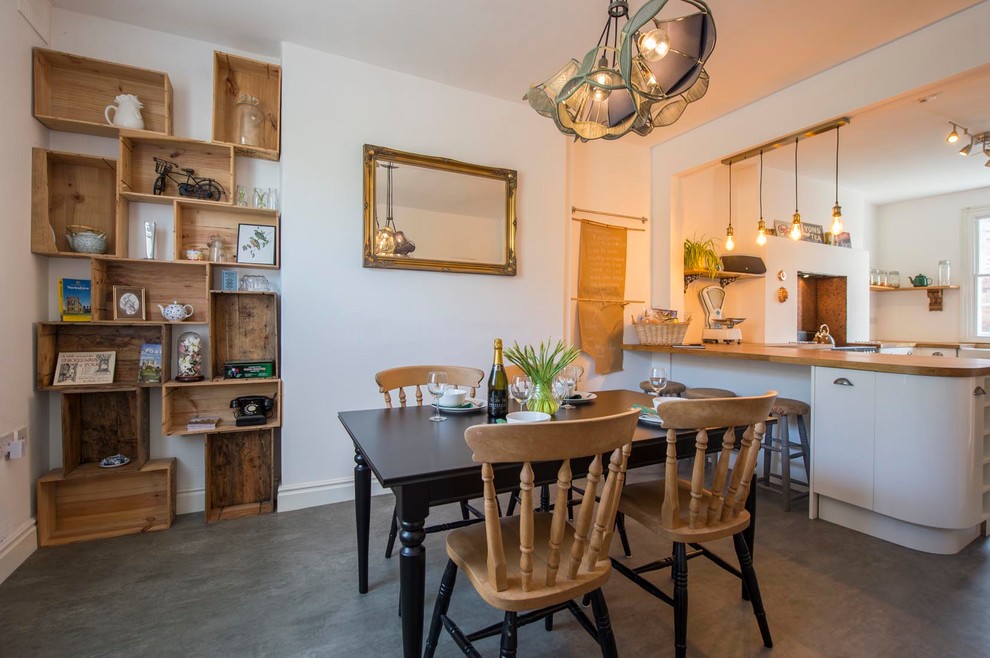 Idee per una sala da pranzo aperta verso la cucina shabby-chic style di medie dimensioni con pareti bianche e pavimento grigio