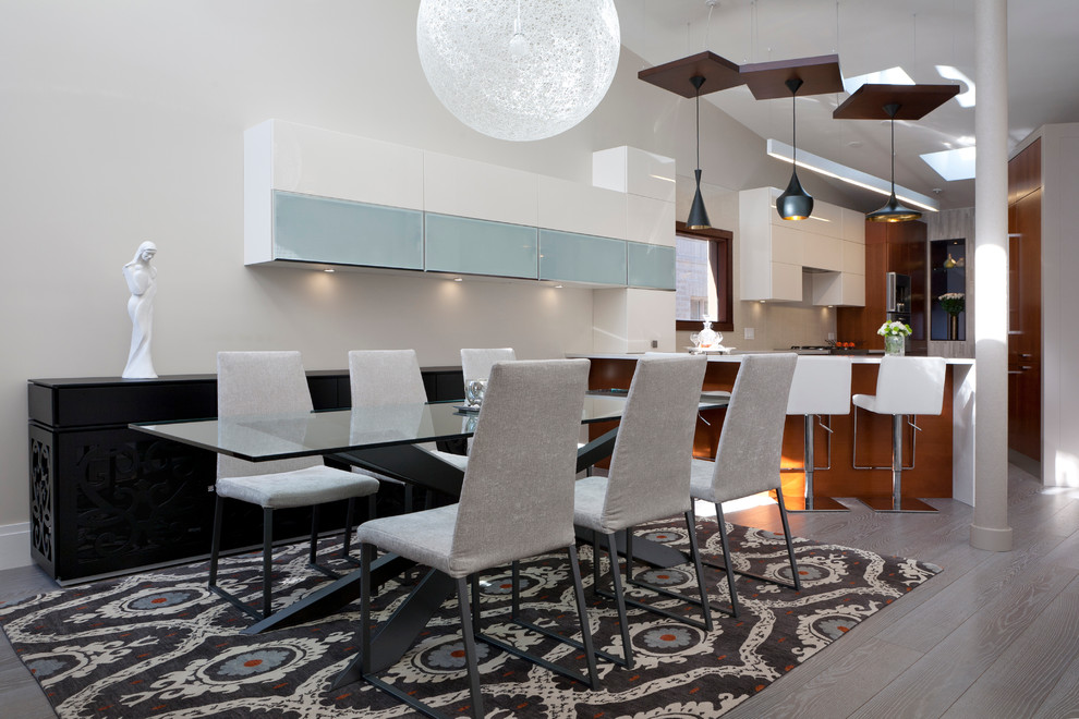 Mittelgroße Moderne Wohnküche ohne Kamin mit grauer Wandfarbe und hellem Holzboden in Toronto