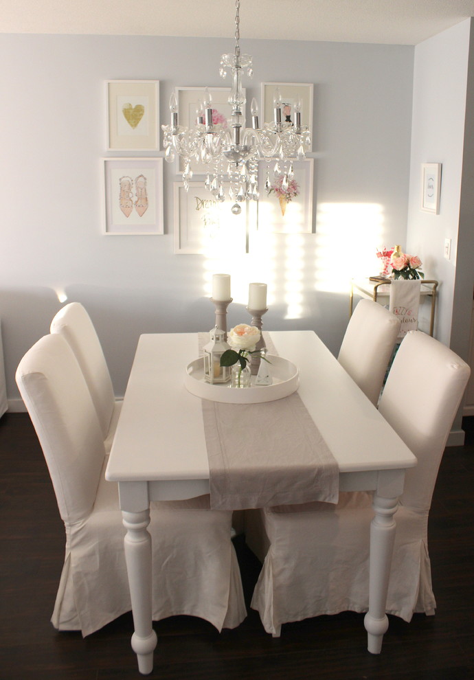 Cette image montre une petite salle à manger ouverte sur la cuisine style shabby chic avec un mur gris, parquet foncé et un sol marron.