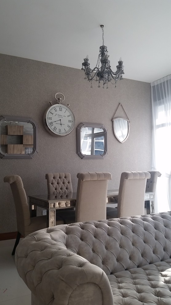 На фото: гостиная-столовая среднего размера в стиле шебби-шик с серыми стенами и полом из керамической плитки с
