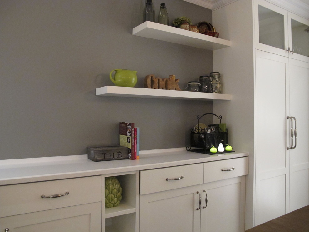 Стильный дизайн: кухня-столовая среднего размера в современном стиле с серыми стенами, темным паркетным полом и коричневым полом - последний тренд