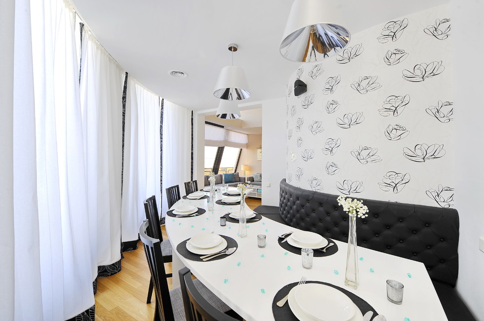 Ispirazione per una sala da pranzo contemporanea con pareti bianche e pavimento in legno massello medio