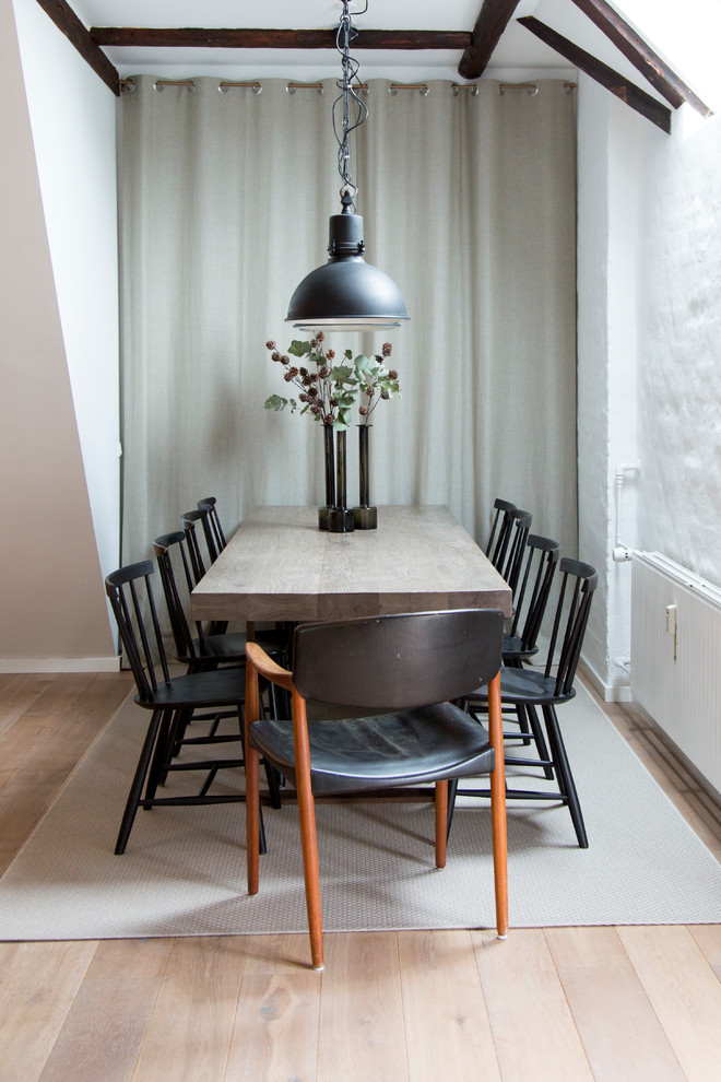 Idee per una sala da pranzo scandinava chiusa e di medie dimensioni con pareti bianche, parquet chiaro e nessun camino