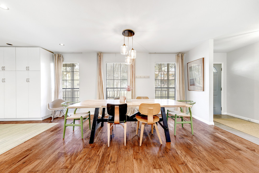 Foto de comedor clásico renovado abierto con paredes blancas, suelo de madera en tonos medios y suelo marrón