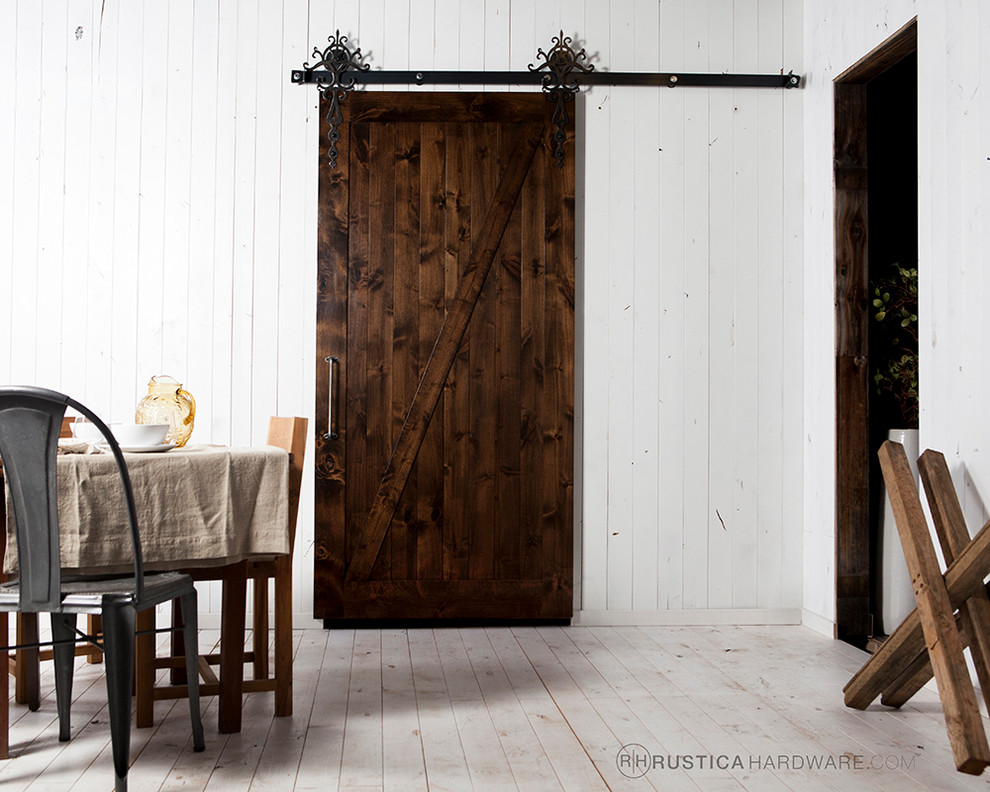 Ejemplo de comedor minimalista con paredes blancas, suelo de madera clara y suelo beige