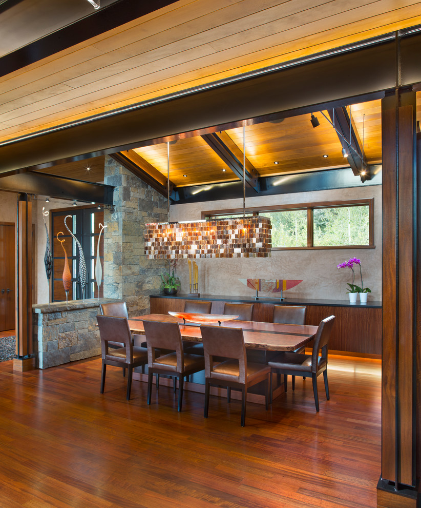 Ejemplo de comedor contemporáneo con paredes grises, suelo de madera en tonos medios y suelo marrón