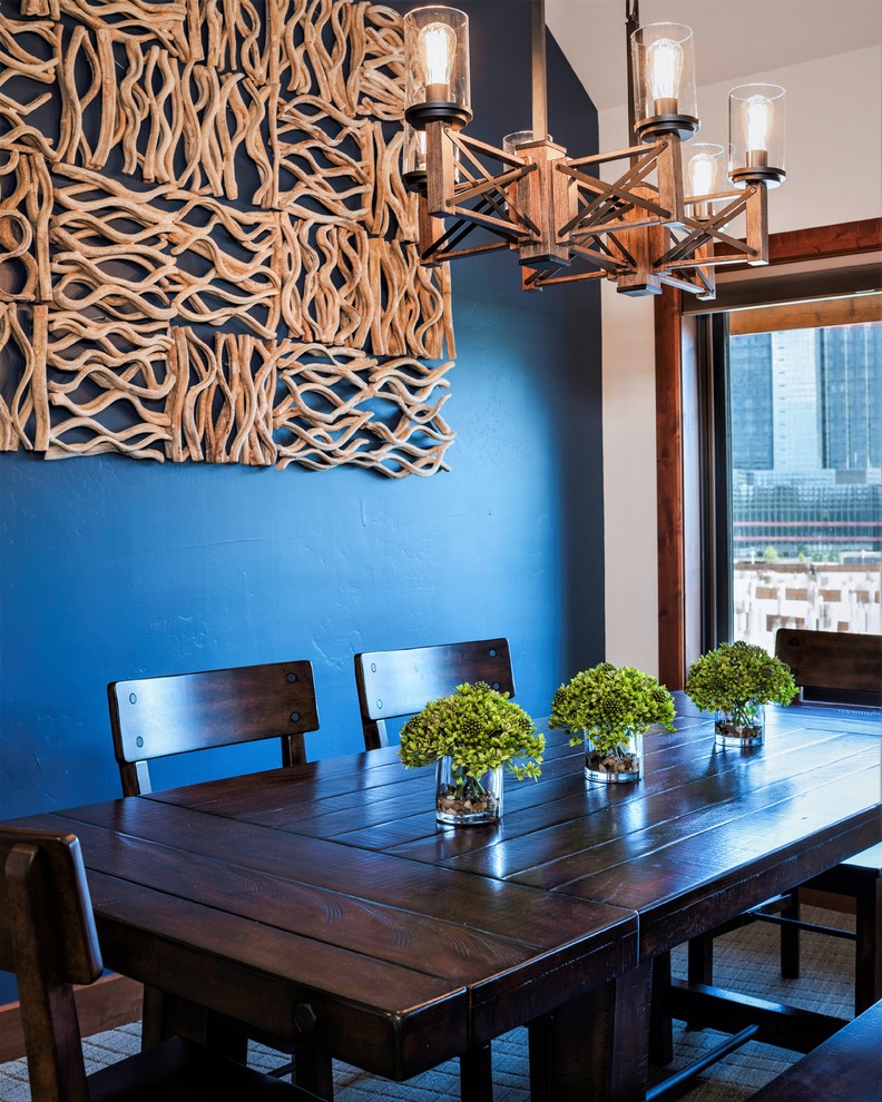 Idées déco pour une salle à manger ouverte sur le salon montagne de taille moyenne avec un mur bleu, moquette et un sol gris.