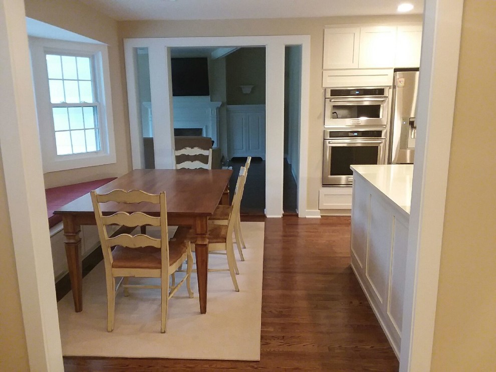 На фото: кухня-столовая среднего размера в стиле модернизм с паркетным полом среднего тона, коричневым полом и бежевыми стенами без камина с