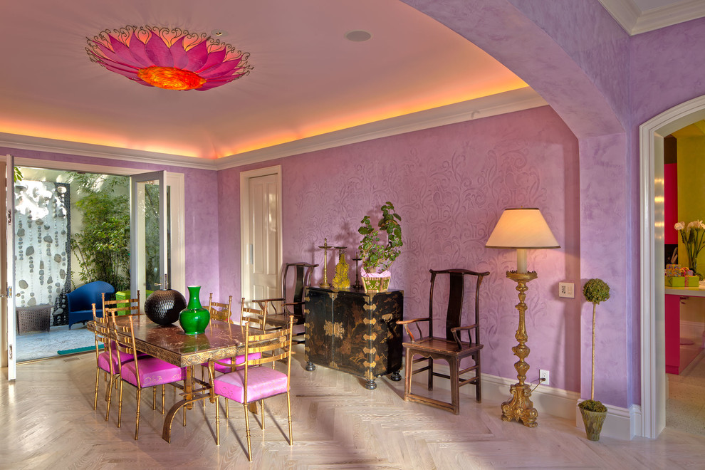 Стильный дизайн: отдельная столовая среднего размера в стиле фьюжн с фиолетовыми стенами, светлым паркетным полом и коричневым полом без камина - последний тренд