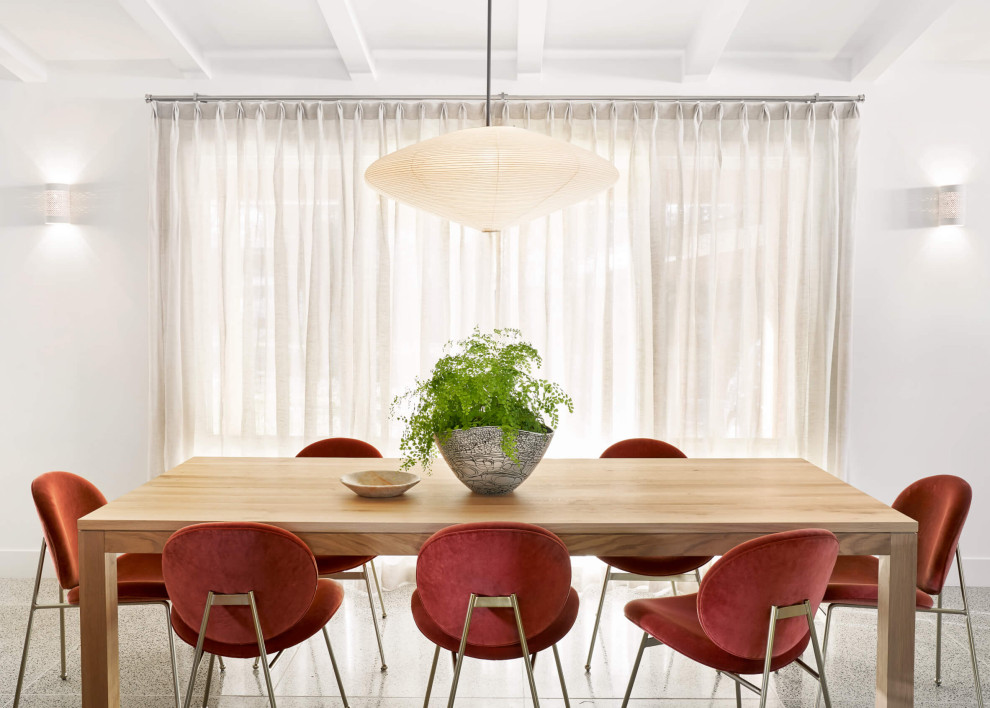 Immagine di una grande sala da pranzo aperta verso la cucina minimalista con pareti bianche, nessun camino e pavimento bianco
