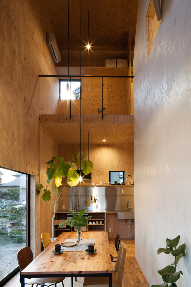 Идея дизайна: маленькая кухня-столовая в современном стиле с полом из фанеры для на участке и в саду