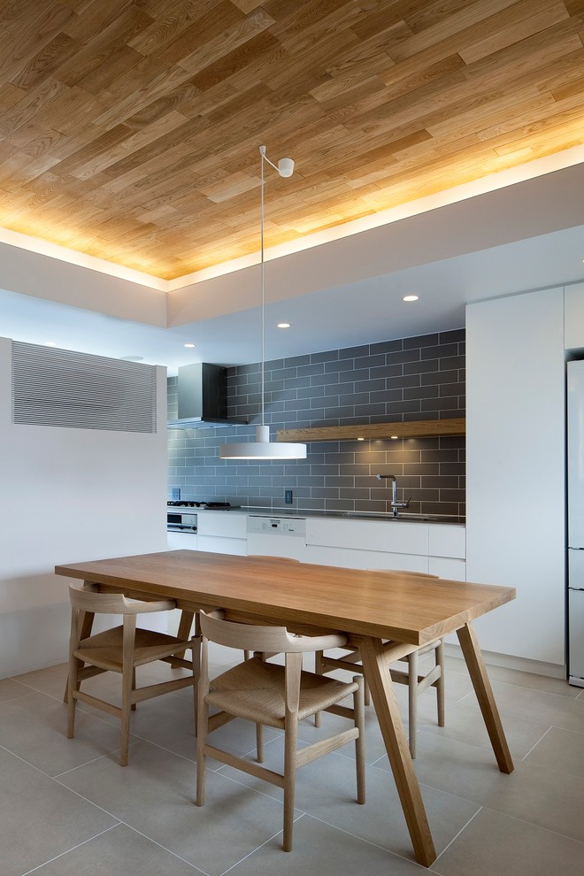 Idéer för ett modernt kök med matplats, med grå väggar