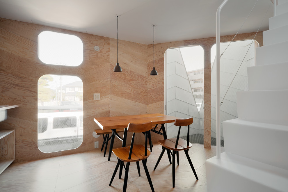 Idéer för små industriella kök med matplatser, med beige väggar, plywoodgolv och beiget golv
