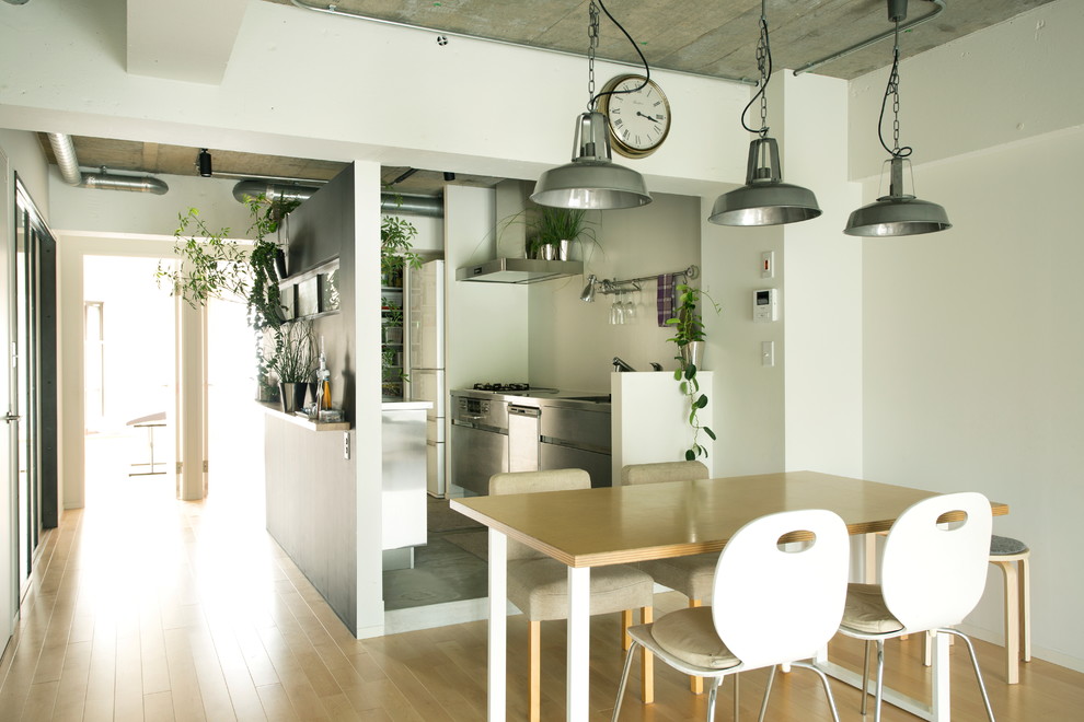 Industrial Wohnküche mit weißer Wandfarbe und hellem Holzboden in Tokio