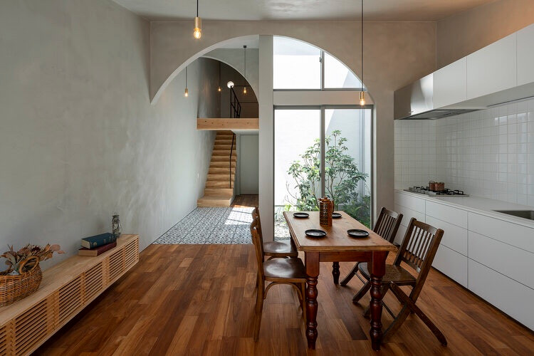 Idées déco pour une petite salle à manger contemporaine avec un mur gris, parquet foncé, aucune cheminée et un sol marron.