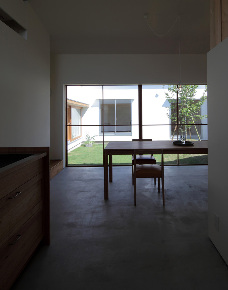 Idee per una piccola sala da pranzo aperta verso il soggiorno moderna con pareti bianche e parquet scuro