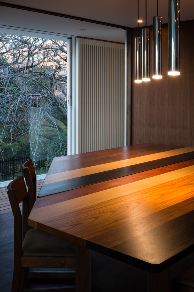 Mittelgroßes Modernes Esszimmer mit Sperrholzboden und braunem Boden in Tokio