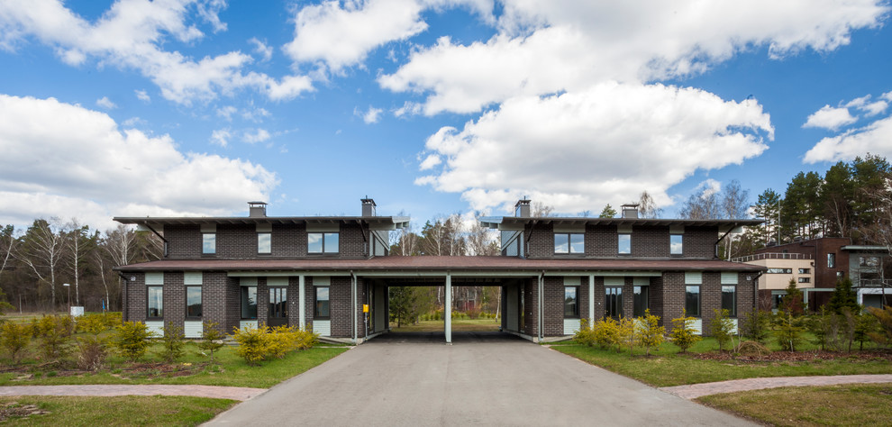 Immagine della facciata di una casa scandinava a due piani con rivestimento in legno e copertura in metallo o lamiera