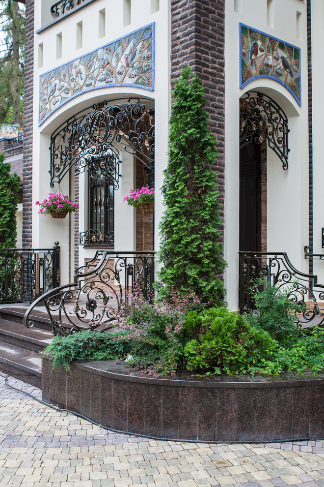 モスクワにあるラグジュアリーなコンテンポラリースタイルのおしゃれな家の外観 (石材サイディング) の写真