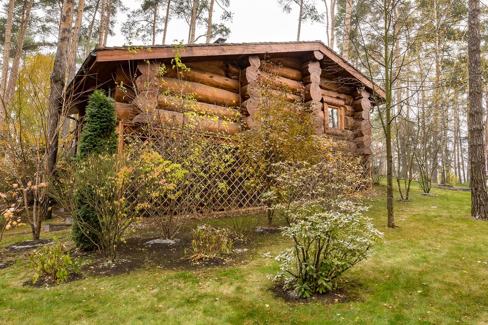Идея дизайна: одноэтажный, деревянный, коричневый дом среднего размера в стиле рустика с двускатной крышей