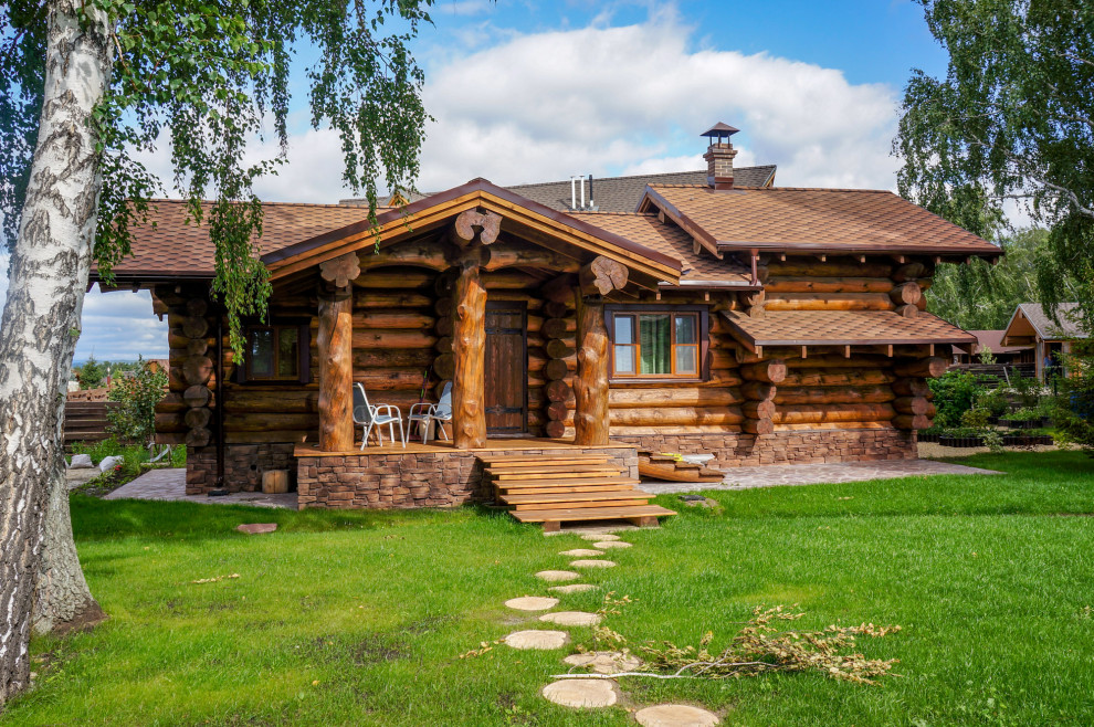 Einstöckige Rustikale Holzfassade Haus mit brauner Fassadenfarbe und Satteldach in Sonstige