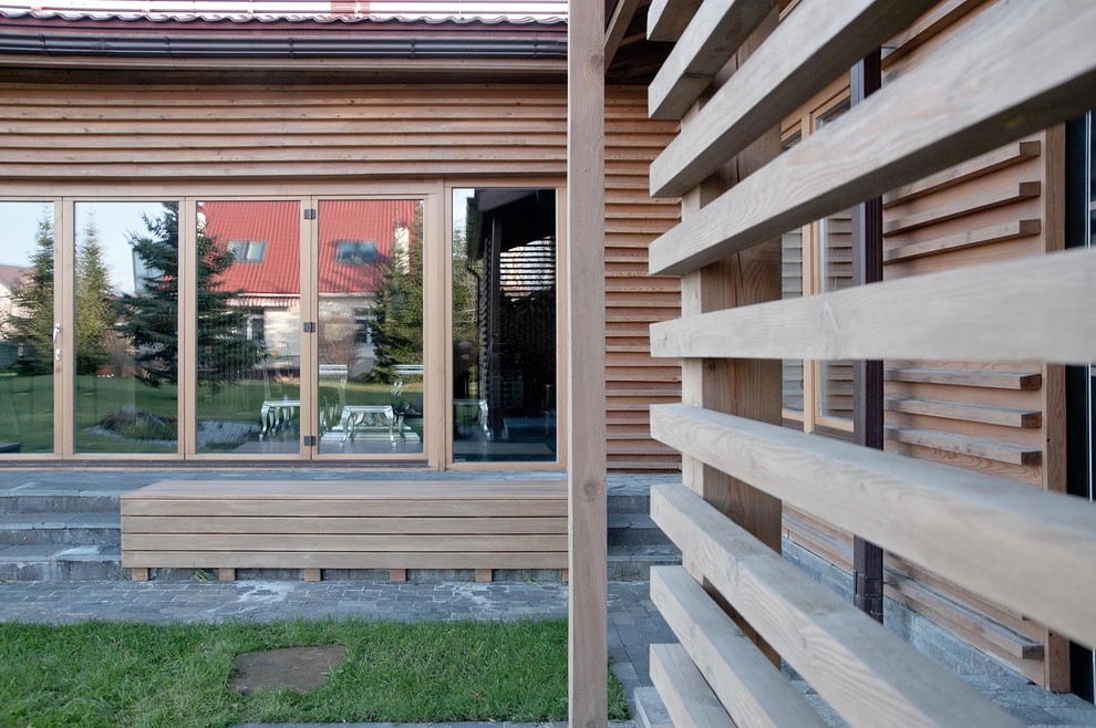 Источник вдохновения для домашнего уюта: одноэтажный, деревянный, бежевый частный загородный дом среднего размера в современном стиле с двускатной крышей и черепичной крышей