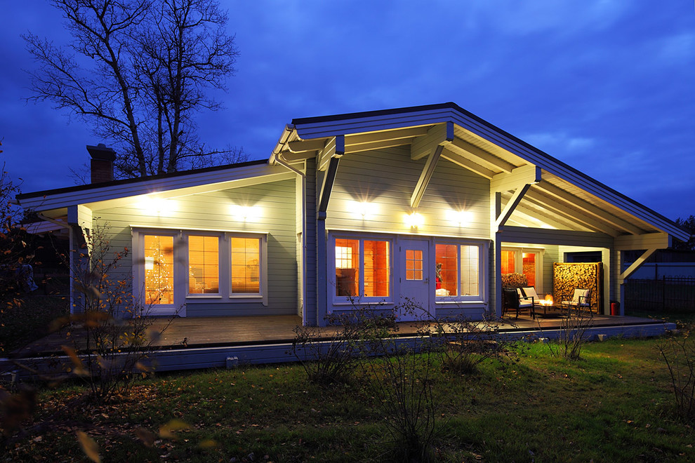 Diseño de fachada de casa gris escandinava de tamaño medio de una planta con revestimiento de madera, tejado a dos aguas y tejado de teja de barro