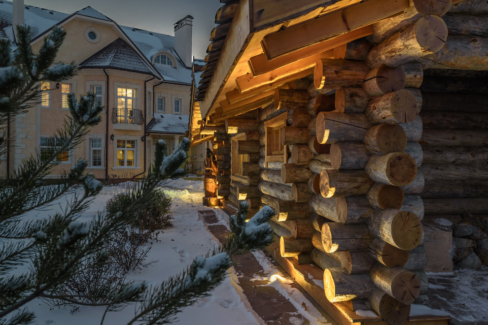 Mountain style exterior home photo in Moscow