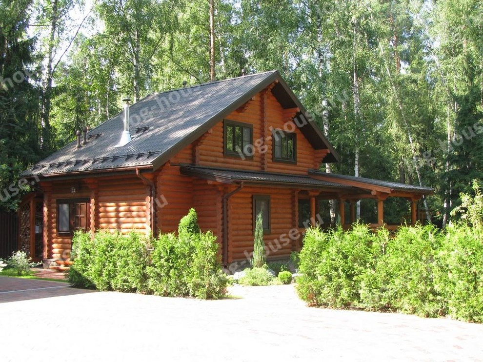 Пример оригинального дизайна: большой, двухэтажный, деревянный, коричневый частный загородный дом в современном стиле с двускатной крышей и металлической крышей