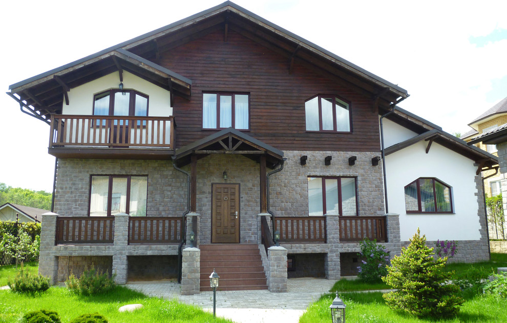 Пример оригинального дизайна: большой, двухэтажный, деревянный, серый дом в стиле кантри