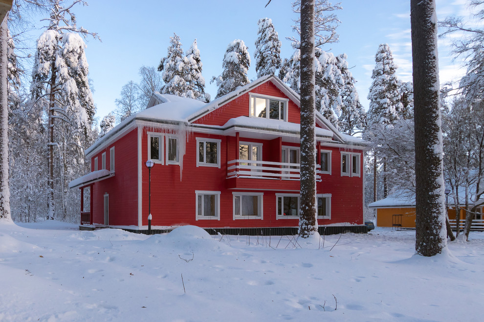 Идея дизайна: большой, трехэтажный, деревянный, красный частный загородный дом в стиле кантри с двускатной крышей