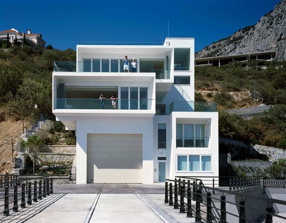 Diseño de fachada blanca contemporánea de tamaño medio de tres plantas con tejado plano