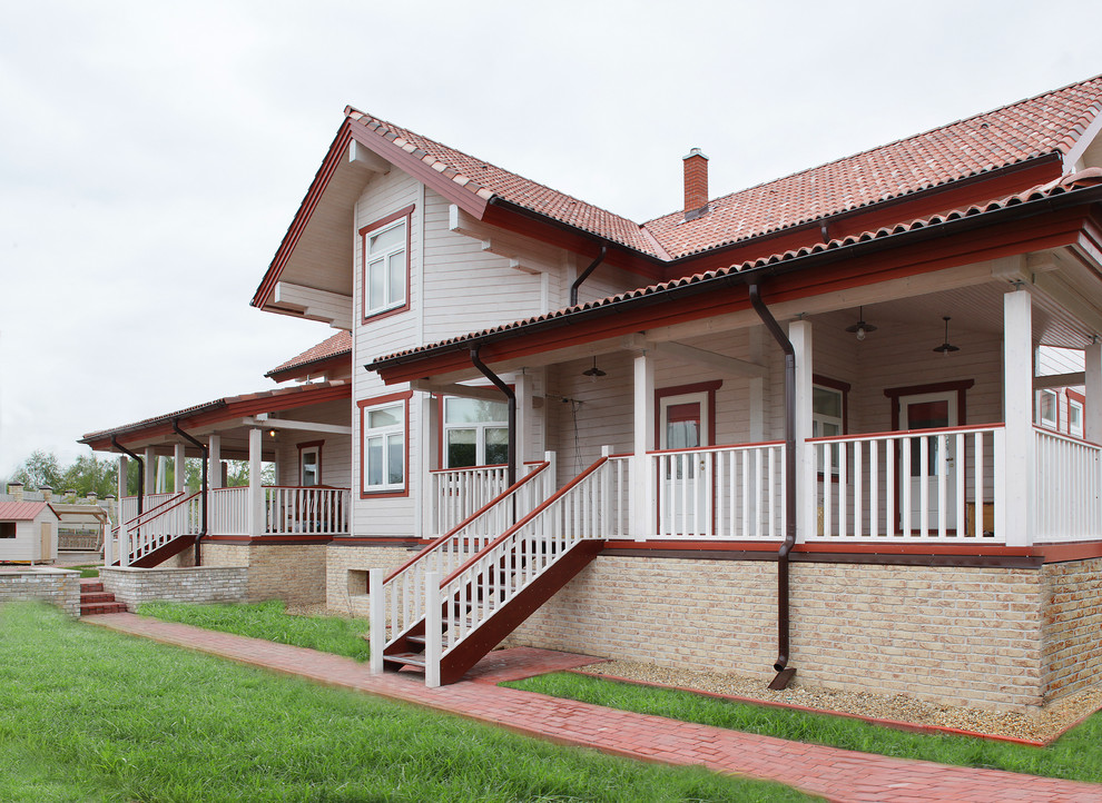Design ideas for a white country bungalow house exterior in Moscow with a pitched roof.