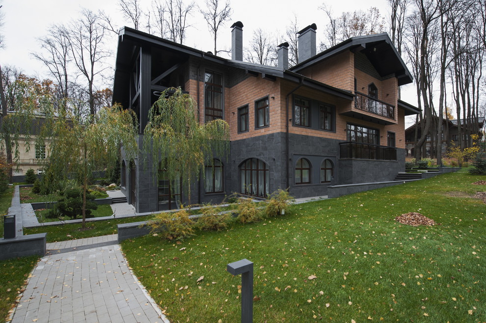 Inspiration for a contemporary house exterior in Moscow.