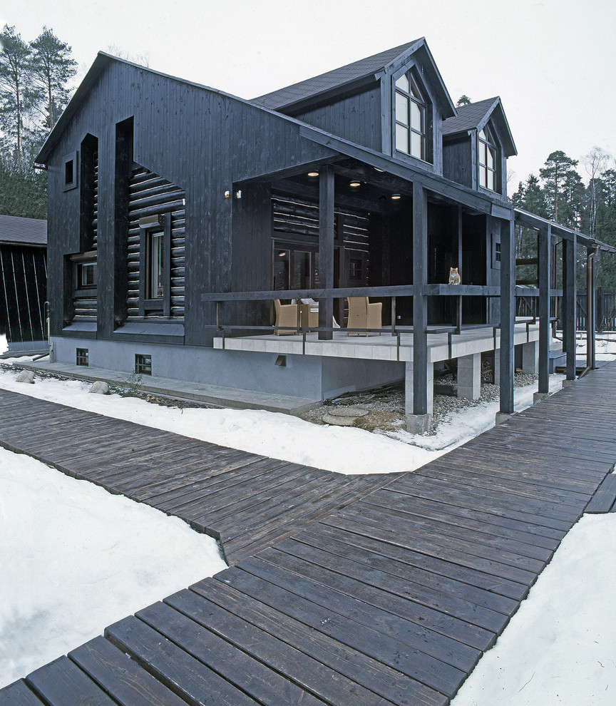 Источник вдохновения для домашнего уюта: маленький, двухэтажный, деревянный, черный дом в стиле кантри с двускатной крышей для на участке и в саду