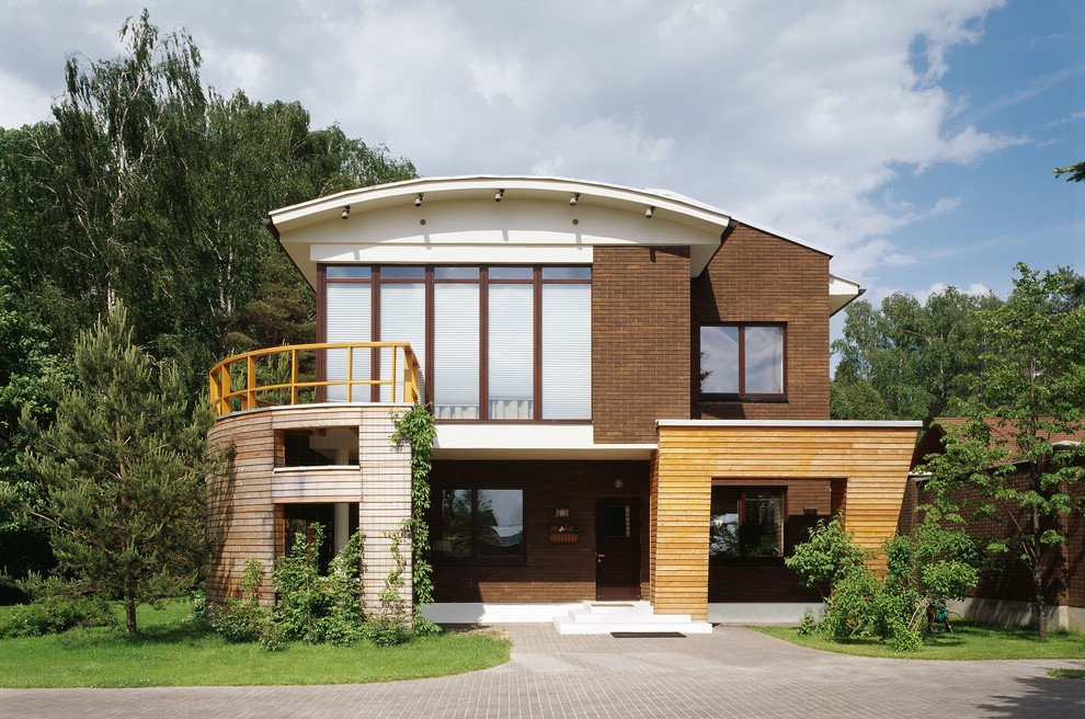 Пример оригинального дизайна: двухэтажный, кирпичный, коричневый, большой дом в современном стиле