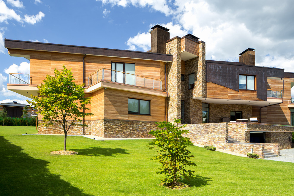Idee per la villa beige contemporanea a tre piani con rivestimento in legno e tetto piano
