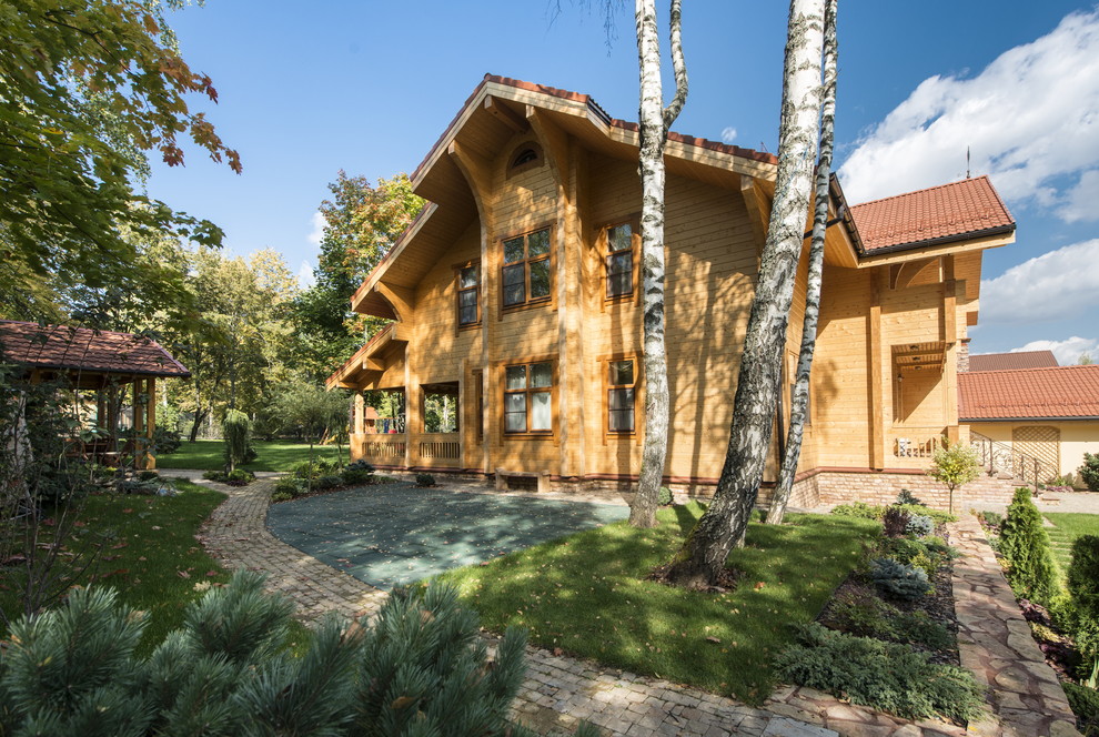 Mittelgroße, Zweistöckige Landhaus Holzfassade Haus mit brauner Fassadenfarbe und Satteldach in Moskau