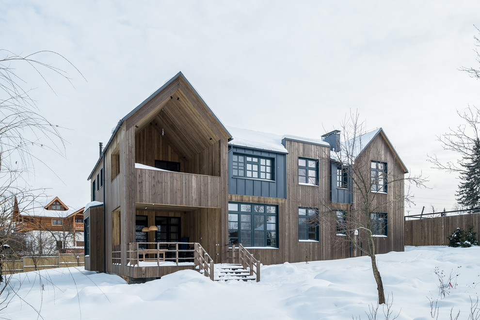 Свежая идея для дизайна: большой, двухэтажный, деревянный, коричневый частный загородный дом в стиле кантри с мансардной крышей и металлической крышей - отличное фото интерьера