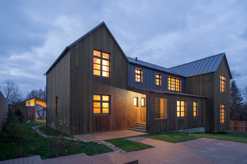 Свежая идея для дизайна: большой, двухэтажный, деревянный, коричневый частный загородный дом в стиле кантри с мансардной крышей и металлической крышей - отличное фото интерьера