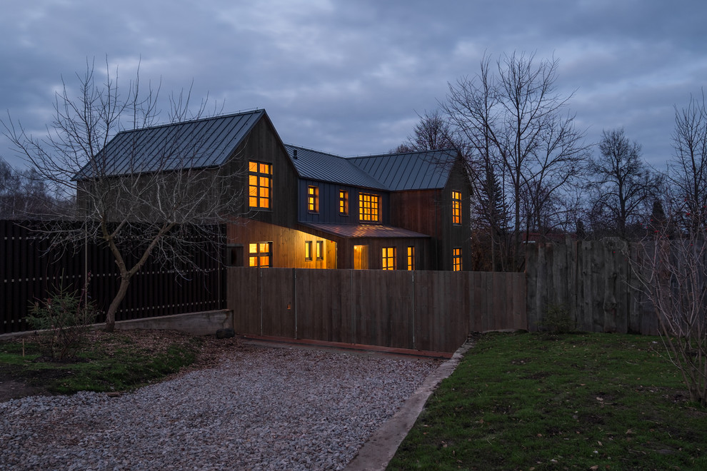Источник вдохновения для домашнего уюта: большой, двухэтажный, деревянный, коричневый частный загородный дом в стиле кантри с мансардной крышей и металлической крышей
