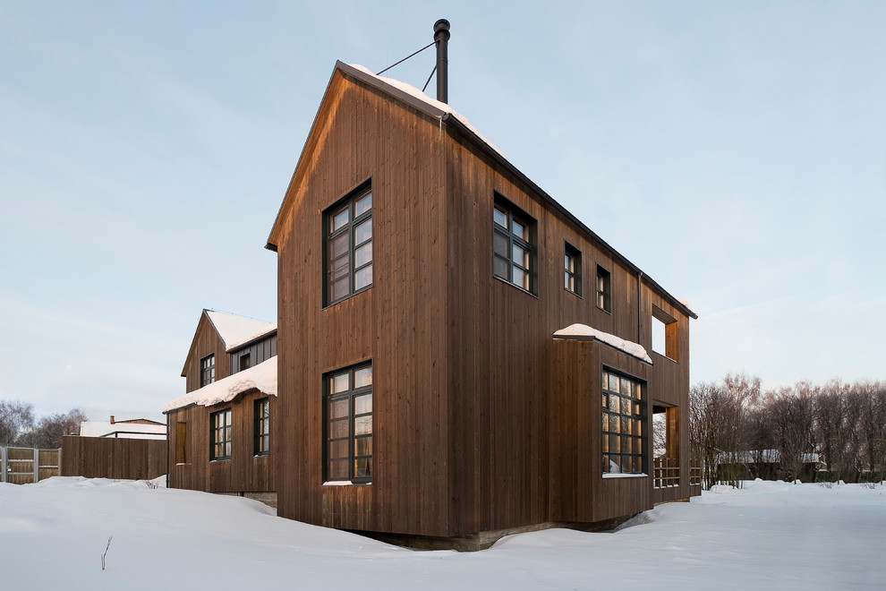 Источник вдохновения для домашнего уюта: большой, двухэтажный, деревянный, коричневый частный загородный дом в стиле кантри с мансардной крышей и металлической крышей