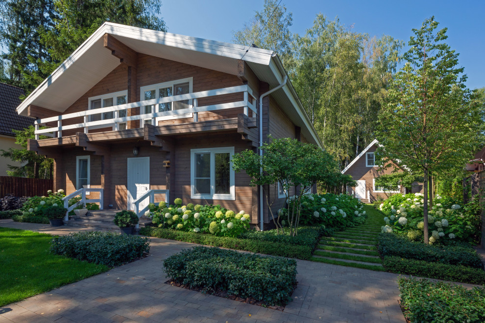 Ejemplo de fachada de casa marrón clásica de tamaño medio de dos plantas con tejado a dos aguas