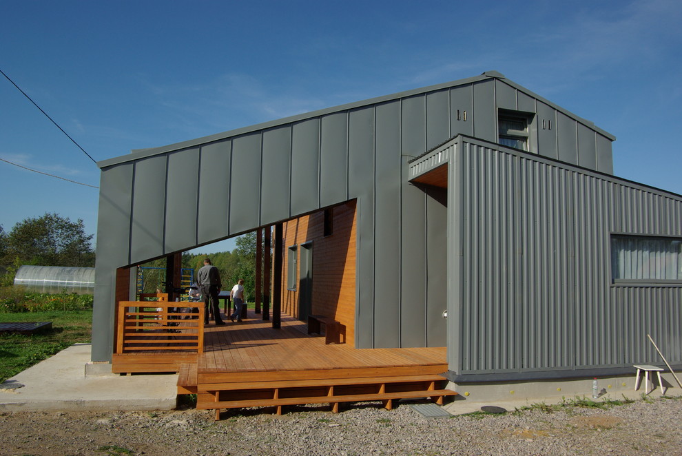 Источник вдохновения для домашнего уюта: двухэтажный, серый дом среднего размера в современном стиле с облицовкой из металла и двускатной крышей