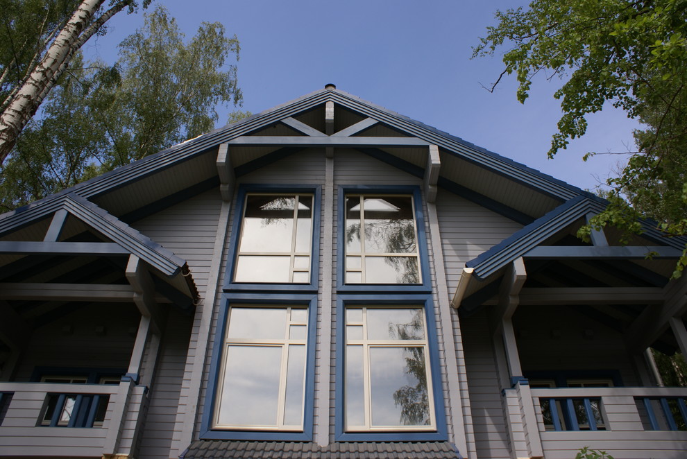 Ispirazione per la villa blu a due piani di medie dimensioni con rivestimento in legno, tetto a capanna e copertura in tegole